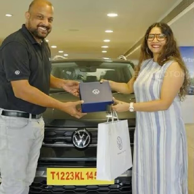 കൊച്ചിയിലെ ഫോക്‌സ്‌വാഗണ്‍ വിതരണക്കാരായ ഇ.വി.എം. ഫോക്‌സ്‌വാഗണില്‍ നിന്നാണ് അഭയ ഹിരണ്‍മയി തന്റെ പുതിയ വാഹനത്തെ സ്വന്തമാക്കിയത്.