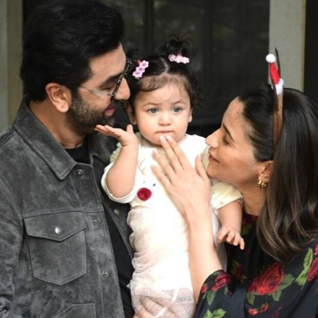  ചുവപ്പ് വെൽവെറ്റ് ഷൂവും വെള്ളയും പിങ്ക് നിറത്തിലുള്ള വസ്ത്രവും ധരിച്ച് അതിസുന്ദരിയായി റാഹയെ ചിത്രങ്ങളിൽ കാണാം. ആലിയ ഭട്ട് പൂക്കളുള്ള കറുത്ത വസ്ത്രവും രൺബീർ ഇരുണ്ട ജീൻസുള്ള കറുത്ത ജാക്കറ്റുമണിഞ്ഞാണ് എത്തിയത്.