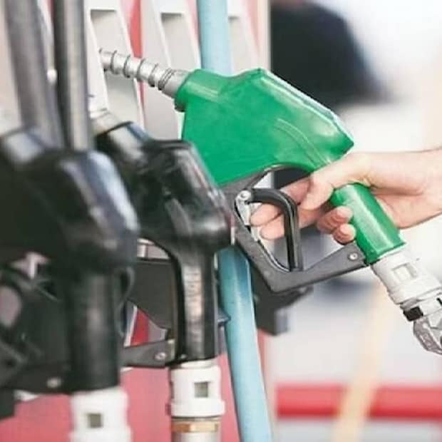 കഴിഞ്ഞ മാസങ്ങളിൽ ഇന്ധനവില കുറയുമെന്ന ഊഹാപോഹങ്ങൾ ഉണ്ടായിരുന്നു. അന്താരാഷ്‌ട്ര ക്രൂഡ് വിലയെ അടിസ്ഥാനമാക്കിയുള്ള വിലനിർണ്ണയ സംവിധാനം പിന്തുടർന്ന്, ദിനംപ്രതി ഇന്ധനവില നിശ്ചയിക്കുന്നത് എണ്ണവിപണന കമ്പനികളാണ്. എന്നിരുന്നാലും, രണ്ട് ഇന്ധനങ്ങളുടെയും എക്സൈസ് തീരുവ കുറയ്ക്കാനുള്ള സർക്കാർ പ്രഖ്യാപനത്തെത്തുടർന്ന് 2022 മെയ് മുതൽ വില മാറ്റമില്ലാതെ തുടരുകയുമാണ് 
