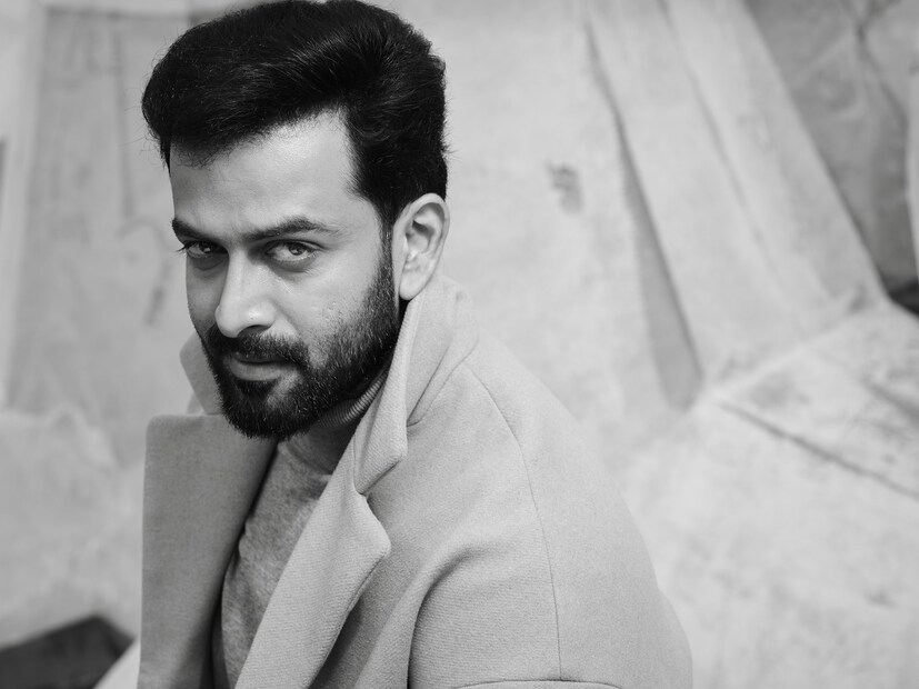  സലാറിൽ വരദരാജ മന്നാർ എന്ന കഥാപാത്രത്തെയാണ് പൃഥ്വിരാജ് അവതരിപ്പിക്കുന്നത്. ചിത്രത്തിലേക്ക് പൃഥ്വിരാജിനെയായിരുന്നു ആദ്യം മുതൽ മനസ്സിൽ കണ്ടിരുന്നത്. എന്നാൽ അദ്ദേഹം വരുമെന്ന് ഉറപ്പുണ്ടായിരുന്നില്ലെന്നും പ്രശാന്ത് നീൽ പറയുന്നു.