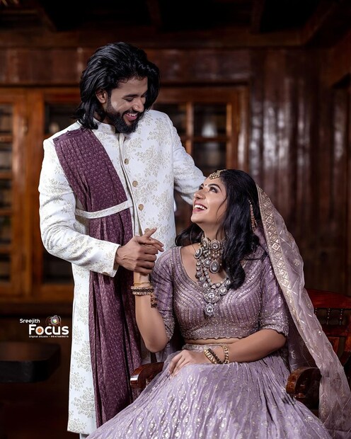  ബ്രൈഡല്‍ കോസ്റ്റ്യൂമിലുള്ള റെനീഷയുടെയും വിഷ്ണുവിന്‍റെയും ചിത്രങ്ങള്‍ വൈറലായതോടെ ഇരുവരും വിവാഹിതരാകുന്നു എന്നൊക്കെ വാര്‍ത്തകളും പരന്നു.