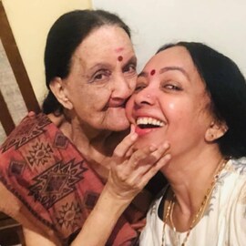 Thara Kalyan | അമ്മയുടെ സ്നേഹചുംബനം; സുബ്ബലക്ഷ്മിയുടെ വിയോഗം മകൾ താരയ്ക്ക് അനാഥമാക്കപ്പെട്ട നഷ്‌ടം