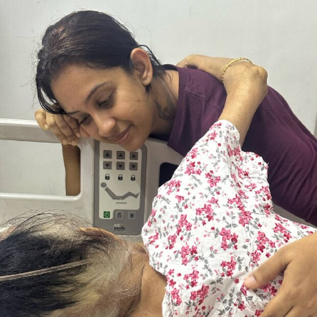 ആശുപത്രി കിടക്കയിൽ മുത്തശ്ശി തന്നെ ചേർത്തുപിടിച്ചു, ആരുടേയും ഹൃദയം ഒരു നിമിഷം വിങ്ങുന്ന ചിത്രത്തോടൊപ്പമാണ് ഇനി തന്റെ മുത്തശ്ശി ഈ ലോകത്തില്ല എന്ന് സൗഭാഗ്യ അറിയിച്ചത്. മൂന്നു പതിറ്റാണ്ടു നീണ്ട തന്റെ ശക്തിയാണ് വിടചൊല്ലിയതെന്ന് സൗഭാഗ്യയുടെ വാക്കുകൾ 