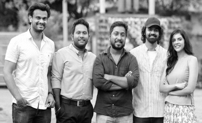  പ്രണവും ധ്യാനും ഒന്നിച്ച് പ്രത്യക്ഷപ്പെടുന്ന പോസ്റ്ററിൽ പുരട്ചി തലൈവർ എം ജി ആറിൻ്റെ സാന്നിദ്ധ്യവുമുണ്ട്. പ്രണവ് മോഹൻലാൽ നായകനായ ഹൃദയം നിർമ്മിച്ച മെറിലാൻഡ് സിനിമാസിൻ്റെ ബാനറിൽ വിശാഖ് സുബ്രഹ്മണ്യം തന്നെയാണ് ഈ ചിത്രത്തിൻ്റെയും നിർമ്മാണം നിർവഹിക്കുന്നത്.