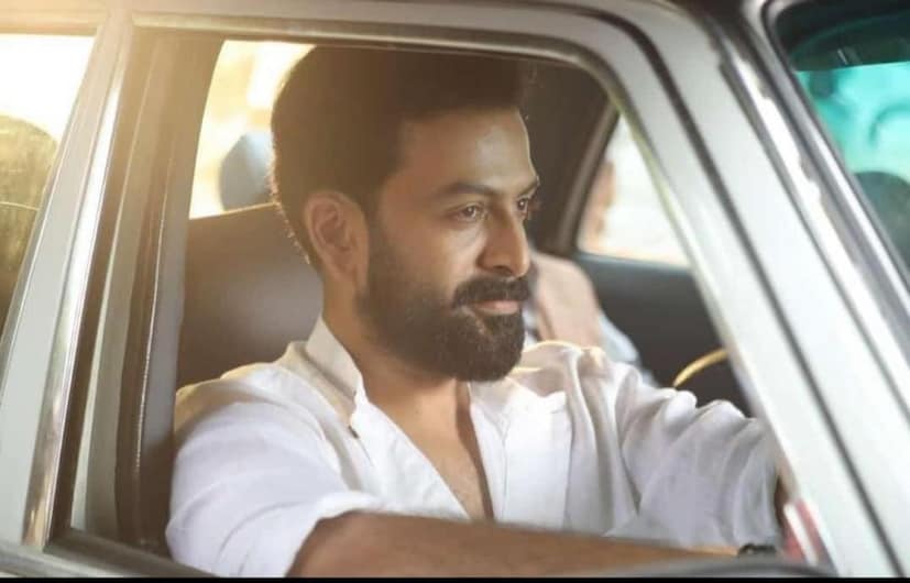  മലയാള സിനിമയിലെ ഏറ്റവും സമ്പനന്നായ നടനാണ് പൃഥ്വിരാജ്. അഭിനയത്തിനു പുറമേ, നിർമാണം, വിതരണം, സംവിധാനം എന്നിങ്ങനെ സിനിമയുടെ സമസ്ത മേഖലയിലും സാന്നിധ്യമറിയിച്ച താരമാണ് പൃഥ്വി.