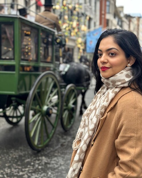 താങ്കളുടെ പാഠങ്ങൾ എന്റെ മനസിന്റെ പിന്നിൽ ഉണ്ടായിരുന്നു എന്ന് അഹാന കൃഷ്ണ മറുപടി നൽകി. നിരവധി ആഡംബര കാറുകളുടെ ഉടമയായ ദുൽഖർ സൽമാൻ നല്ല രീതിയിൽ അത് നിരത്തിറക്കാനും പ്രാവീണ്യമുള്ളയാളാണ് 