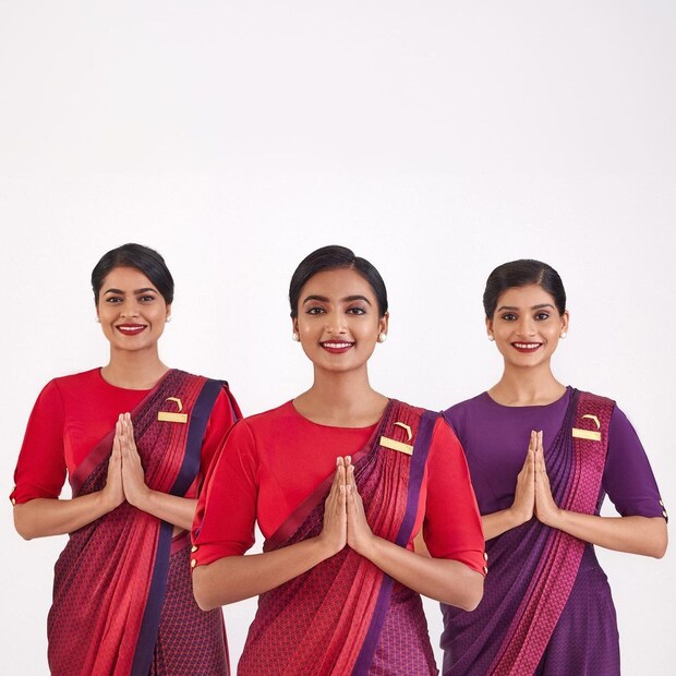  എയർലൈനിലെ ക്യാബിന്‍ ക്രൂ അംഗങ്ങളായ വനിതകൾ മോഡേൺ രീതിയിലുള്ള ഓംബ്രെ സാരിയും പുരുഷൻമാർ ബന്ദ്ഗാലയുമാകും ഇനി മുതല്‍ ധരിക്കുക<span style="color: #333333; font-size: 1rem;">.(instagram.com/manishmalhotraworld/)</span>
