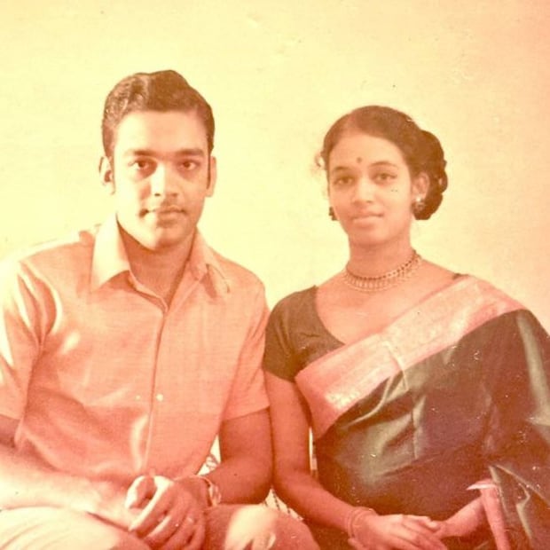 വർഷങ്ങളായി എല്ലാപേരും സുന്ദരീ എന്ന് വിളിക്കുന്ന മകളുടെ മാതാപിതാക്കളാണ് ഈ ചിത്രത്തിൽ. അവരുടെ വിവാഹവാര്ഷികത്തിൽ മകൾ പോസ്റ്റ് ചെയ്ത ചിത്രമാണ് നിങ്ങൾക്ക് മുന്നിൽ. എന്നാൽ ഈ വാർഷിക ദിനത്തിൽ ഇവരിൽ ഒരാൾ മാത്രമാണുള്ളത്. മറ്റെയാൾ ഇല്ലാതെയാണ് കഴിഞ്ഞ ആറു വർഷങ്ങളായി ഇവരുടെ ആ സ്‌പെഷൽ ദിനം 