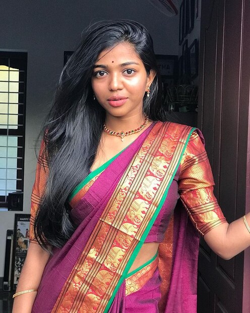  അമലയുടെ ഓരോ വീഡിയോയും ദശലക്ഷക്കണക്കിന് പേരാണ് കാണുന്നത്. അതുകൊണ്ടുതന്നെ അമലയെ സോഷ്യൽ മീഡിയയിലെ ലേഡീ സൂപ്പർ സ്റ്റാർ എന്ന് നിസംശയം പറയാം. എന്നാൽ ഇപ്പോൾ അമലയ്ക്ക് എതിരെ തമിഴ് സംവിധായകനും ഗാനരചയിതാവും നടനുമായ പിരിയൻ  (Piriyan)രം​ഗത്ത് എത്തിയിരിക്കുകയാണ്. (Images: Amala Shaji/ instagram)