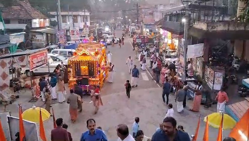  രഥഘോഷയാത്ര രാവിലെ ഏഴിന് ആറന്മുള പാർഥസാരഥി ക്ഷേത്രത്തിൽ നിന്നാണ് പുറപ്പെട്ടത്. തിരുവിതാംകൂർ മഹാരാജാവ് അയ്യപ്പസ്വാമിക്ക് മണ്ഡല പൂജയ്ക്ക് ചാർത്താനായി സമർപ്പിച്ചിട്ടുള്ളതാണ് തങ്ക അങ്കി.