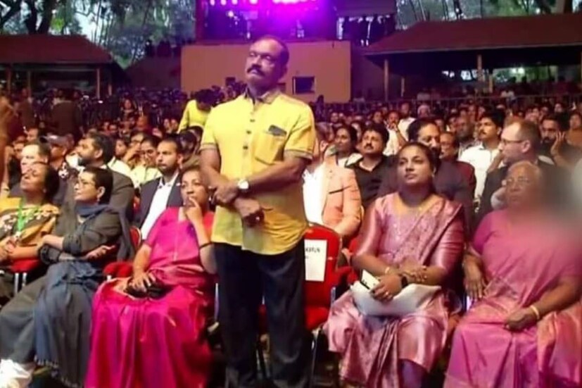  ചലച്ചിത്ര പുരസ്കാര വിതരണ സമയം മുഖ്യമന്ത്രി പ്രസം​ഗിക്കുമ്പോൾ നടൻ ഭീമൻ ​രഘു എഴുന്നേറ്റു നിന്നു. എന്നാൽ മുഖ്യമന്ത്രി അത് ഒന്നു നോക്കുക പോലും ചെയ്‌തില്ല. ആ സമയം രഘുവിനോട് ഇരിക്കാൻ പറഞ്ഞാൽ അയാൾ അവിടെ ആളായി മാറും. അങ്ങനെ പിണറായി വിജയൻ ആരേയും ആളാക്കില്ല. അതാണ് അദ്ദേ​ഹത്തിന്റെ നിലപാടെന്നും രഞ്ജിത്ത് പറഞ്ഞു.