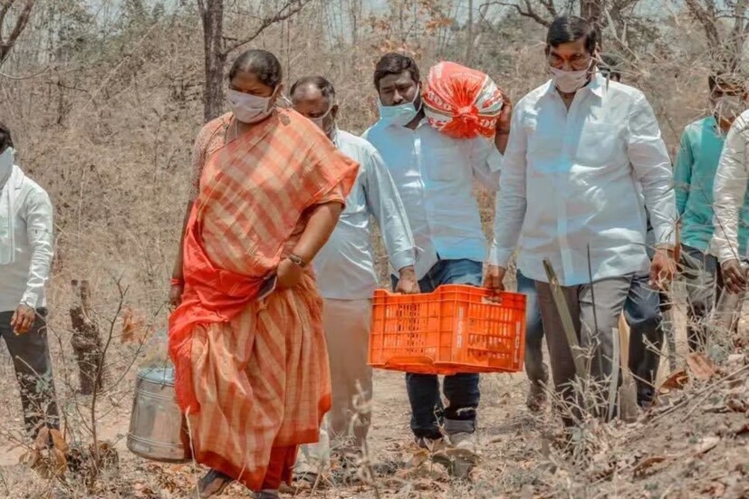  മൂന്ന് വർഷം മുമ്പ് കൊറോണ ലോക്ക്ഡൗൺ സമയത്ത് നിയോജക മണ്ഡലത്തിലെ വിദൂര ആദിവാസി ആവാസ കേന്ദ്രങ്ങളിലെത്തി കുടിയേറ്റ ആദിവാസികൾ ഉൾപ്പെടെയുള്ള ആദിവാസികൾക്ക് അവശ്യവസ്തുക്കൾ വിതരണം ചെയ്തതിന് അവർ വ്യാപകമായ പ്രശംസ നേടി.