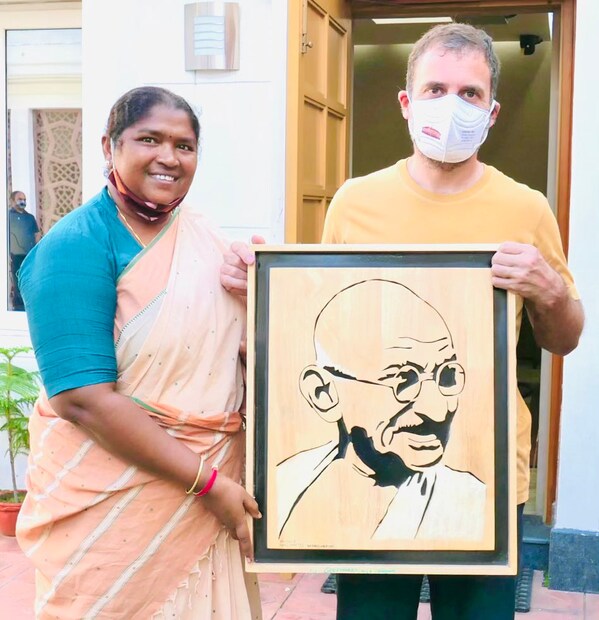  2004ൽ തെലുങ്ക് ദേശം പാർട്ടിയിൽ ചേർന്നു. അക്കൊല്ലം മുലുഗു സംവരണ മണ്ഡലത്തിൽ ആദ്യ തെരഞ്ഞെടുപ്പ് പോരാട്ടത്തിൽ പരാജയം. 2009 ൽ ടിഡിപി ടിക്കറ്റിൽ വിജയം. അന്ന് അവിഭക്ത ആന്ധ്ര നിയമസഭയാണ്. 2014ൽ തെലങ്കാന സഭയിലേക്ക് മത്സരിച്ചെങ്കിലും പരാജയപ്പെട്ടു. 2017ൽ കോൺഗ്രസിലേക്ക്. നിലവിൽ ഓൾ ഇന്ത്യ മഹിള കോൺഗ്രസ് സെക്രട്ടറിയാണ്.