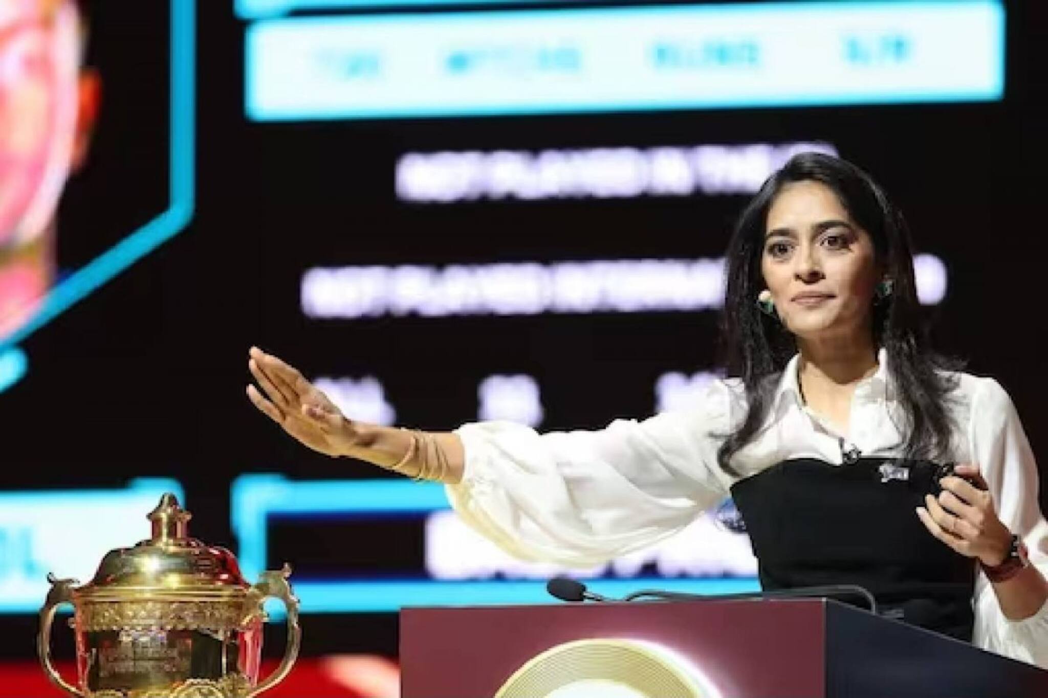 ആദ്യദിനം നേട്ടമുണ്ടാക്കി ഓസ്ട്രേലിയൻ താരങ്ങൾ; മിച്ചൽ സ്റ്റാർക്കും പാറ്റ് കമ്മിൻസും പൊന്നുംവിലയുള്ള താരങ്ങള്‍