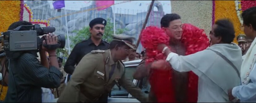  കേന്ദ്ര സര്‍ക്കാരിന്‍റെ ഒത്താശയോടെ, ബോംബ് സ്ഫോടനങ്ങൾ വരെ നടത്തി, സംസ്ഥാനത്തെ രാഷ്ട്രീയ-ക്രമസമാധാനനില തകര്‍ന്നു എന്ന പ്രതീതി  സൃഷ്ടിച്ച്, സംസ്ഥാന ഭരണകൂടത്തെ തകര്‍ക്കാന്‍ ശ്രമിക്കുന്ന വില്ലൻ ആയാണ് കാതലനിലെ ഗവര്‍ണറെ ചിത്രീകരിച്ചിരിക്കുന്നത്. ഗിരീഷ് കർണാഡ് ആയിരുന്നു ഗവര്‍ണര്‍ കാക്കർല സത്യനാരായണയെ അവതരിപ്പിച്ചത്. ചെന്ന റെഡ്ഡിയെ പോലെ സിനിമയിലെ വില്ലനായ ഗവർണ്ണറും ആന്ധ്രാ സ്വദേശിയാണ്. സിനിമ കാണുന്നവർക്ക് ചെന്ന റെഡ്ഡി തന്നെയാണ് സിനിമയിലെ കാക്കർല സത്യനാരായണയെന്ന് തോന്നിപ്പിക്കും വിധമായിരുന്നു കഥാപാത്രത്തിന്‍റെ അവതരണം.