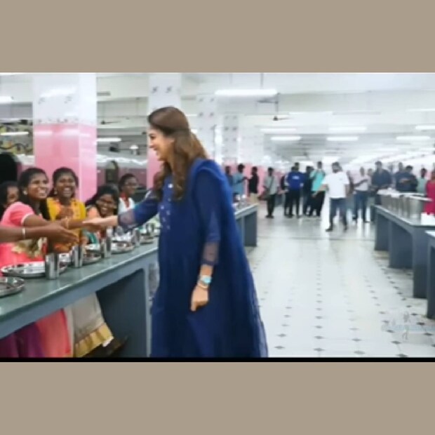ഈ പരിപാടി നയൻതാരയെ കാണാൻ കൂടിനിന്നവർക്ക് മാത്രമല്ല, താരത്തിന് താനെന്ന മനസ് നിറയ്ക്കുന്നതായി എന്ന് അവരുടെ മുഖപ്രസാദം കണ്ടാൽ മനസിലാകും. ഒരു ഹാൾ നിറയെ വരിവരിയായി ഭക്ഷണ പ്ളേറ്റുകൾക്ക് മുന്നിൽ കാത്തിരുന്ന യുവതികൾക്കിടയിലേക്കാണ് നയൻ‌താര ഇറങ്ങിച്ചെന്നത്, അതും വെറുംകയ്യോടെയല്ല (തുടർന്ന് വായിക്കുക)