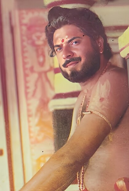 മമ്മൂട്ടി എന്ന നടനെ മലയാള സിനിമയുടെ ചരിത്രത്തില് അടയാളപ്പെടുത്തി വെക്കുന്ന ഒരു പിടി മികച്ച കഥാപാത്രങ്ങളില് ഒന്നാണ് ഒരു വടക്കന് വീരഗാഥയിലെ ചന്തു. വടക്കന് പാട്ടുകളില് വില്ലന്റെ പരിവേഷമുള്ള ചന്തുവിനെ കേന്ദ്ര കഥാപാത്രമാക്കി എം.ടി വാസുദേവന് നായര് ഒരുക്കിയ തിരക്കഥയില് ഹരിഹരന് സംവിധാനം ചെയ്ത ചിത്രം മലയാളത്തിലെ എക്കാലത്തെയും മികച്ച ക്ലാസിക്കുകളില് ഒന്നാണ്. ചിത്രത്തില് ചന്തുവാകാന് മമ്മൂട്ടി നടത്തിയ തയാറെടുപ്പുകളെ കുറിച്ച് സംവിധായകന് സത്യന് അന്തിക്കാട് നടത്തിയ വെളിപ്പെടുത്തലുകളാണ് ഇപ്പോള് സിനിമാ രംഗത്തെ ചര്ച്ചാവിഷയം. മമ്മൂട്ടി എന്ന നടനെ മലയാള സിനിമയുടെ ചരിത്രത്തില് അടയാളപ്പെടുത്തി വെക്കുന്ന ഒരു പിടി മികച്ച കഥാപാത്രങ്ങളില് ഒന്നാണ് ഒരു വടക്കന് വീരഗാഥയിലെ ചന്തു. വടക്കന് പാട്ടുകളില് വില്ലന്റെ പരിവേഷമുള്ള ചന്തുവിനെ കേന്ദ്ര കഥാപാത്രമാക്കി എം.ടി വാസുദേവന് നായര് ഒരുക്കിയ തിരക്കഥയില് ഹരിഹരന് സംവിധാനം ചെയ്ത ചിത്രം മലയാളത്തിലെ എക്കാലത്തെയും മികച്ച ക്ലാസിക്കുകളില് ഒന്നാണ്. ചിത്രത്തില് ചന്തുവാകാന് മമ്മൂട്ടി നടത്തിയ തയാറെടുപ്പുകളെ കുറിച്ച് സംവിധായകന് സത്യന് അന്തിക്കാട് നടത്തിയ വെളിപ്പെടുത്തലുകളാണ് ഇപ്പോള് സിനിമാ രംഗത്തെ ചര്ച്ചാവിഷയം.