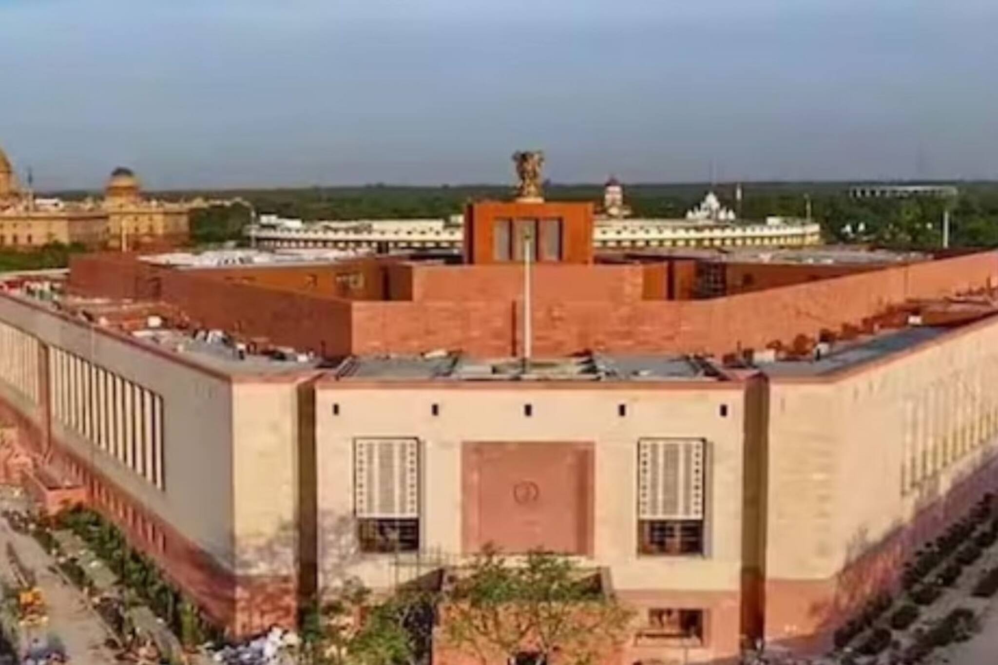 പാര്‍ലമെന്റിലെ സുരക്ഷാവീഴ്ച: കർശന പരിശോധകൾക്കിടെ എങ്ങനെ സംഭവിച്ചു? ചോദ്യ ചിഹ്നമായി സുരക്ഷാ സംവിധാനങ്ങൾ