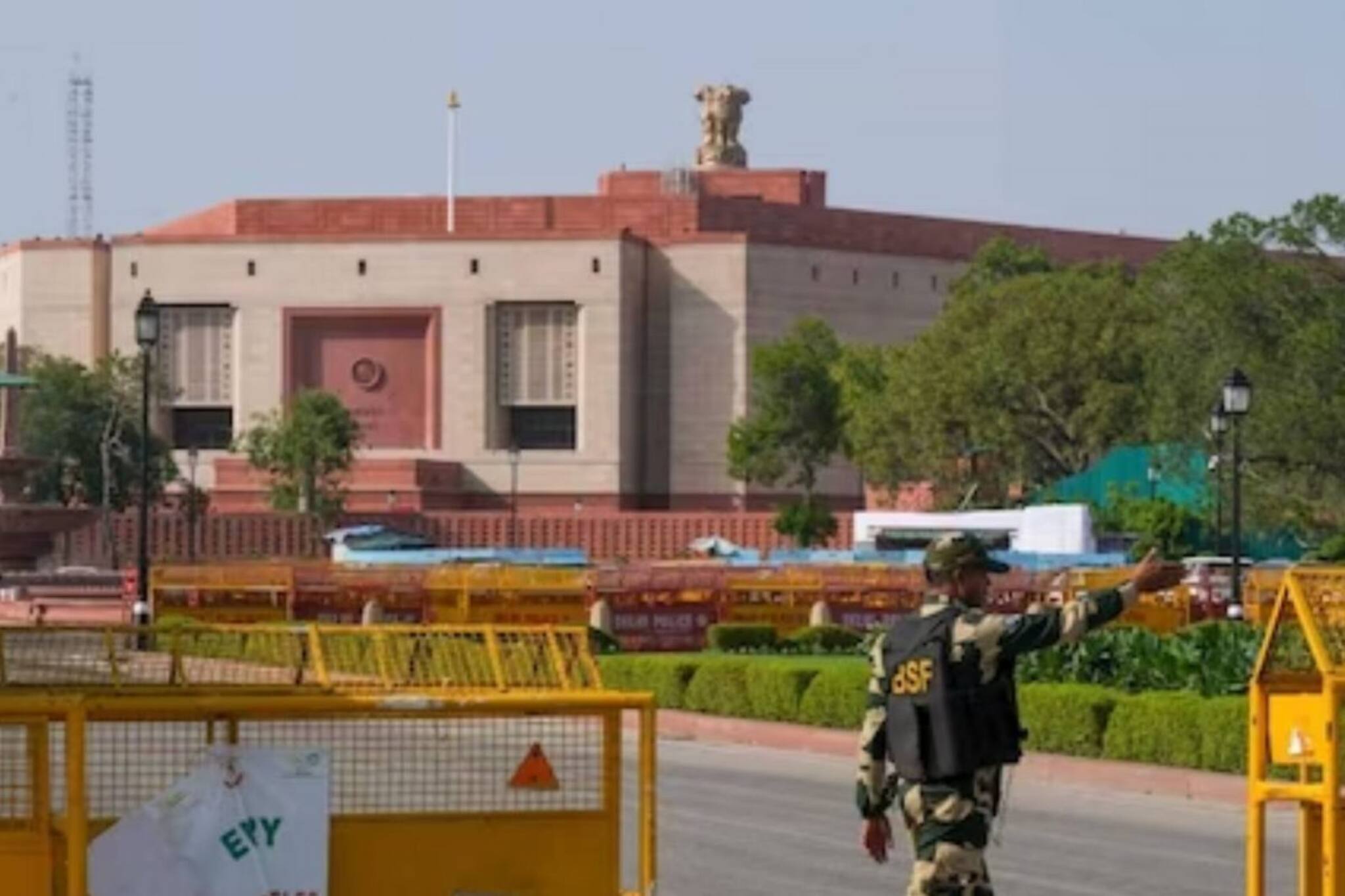 ലോക്‌സഭയിലെ സുരക്ഷാവീഴ്ച: സന്ദര്‍ശക പാസ് ലഭിക്കുന്നതെങ്ങനെ? പാര്‍ലമെന്റിലെ സുരക്ഷാ പരിശോധനകൾ എന്തെല്ലാം?