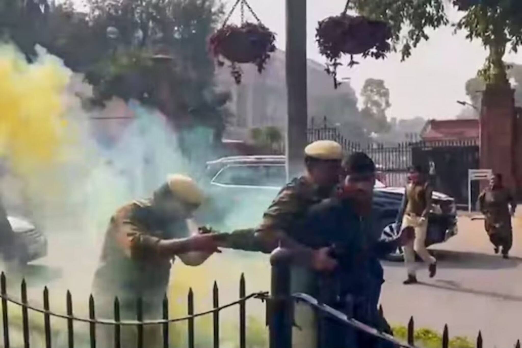 പാര്‍ലമെന്റിലെ സുരക്ഷാവീഴ്ച:പ്രതികള്‍ തൊഴില്‍ രഹിതര്‍; ഭഗത് സിംഗ് ഫാന്‍സ് ക്ലബിലെ അംഗങ്ങൾ