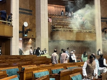 നടുത്തളത്തിലേക്ക് ചാടി; കളർസ്പ്രേ; ‌പാർലമെന്റ് ആക്രമണത്തിന‍്റെ 22ാം വാർഷിക ദിനത്തിൽ ലോക്സഭ നടുങ്ങിയ നിമിഷങ്ങൾ