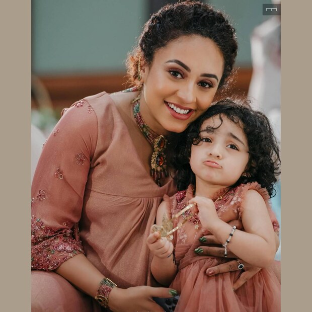  2019 മെയ് അഞ്ചിനാണ് പേളി മാണിയും ശ്രീനിഷും വിവാഹിതരായത്. ആദ്യം ക്രിസ്ത്യൻ ആചാരപ്രകാരവും പിന്നീട് ഹിന്ദു ആചാരപ്രകാരവും വിവാഹം നടന്നു. 2021 മാർച്ച് മാസത്തിലാണ് നില ജനിക്കുന്നത്. വിവാഹ വാർഷികദിനവും മകളുടെ പിറന്നാളുമെല്ലാം ഇരുവരും ആഘോഷമാക്കി മാറ്റാറുണ്ട്. 
