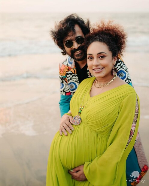  കാരണം അവൾ തികച്ചും വ്യത്യസ്തമാണ‌്. അവളെ കാണുമ്പോൾ ഞാൻ കൂടുതൽ വിശദാംശങ്ങൾ കാണുന്നു... എൻ്റെ സഹജാവബോധം എന്നെ നയിക്കുന്നു... നമ്മുടെ എല്ലാ ഇന്ദ്രിയങ്ങളും ചെറിയവനെ കേന്ദ്രീകരിക്കുമ്പോൾ... അതാണ് ആജീവനാന്ത ബന്ധത്തിലേക്കുള്ള ആദ്യ ചുവടുവയ്പ്പ്... ഏറ്റവും വിലയേറിയ ബന്ധം... അമ്മയും മകളും