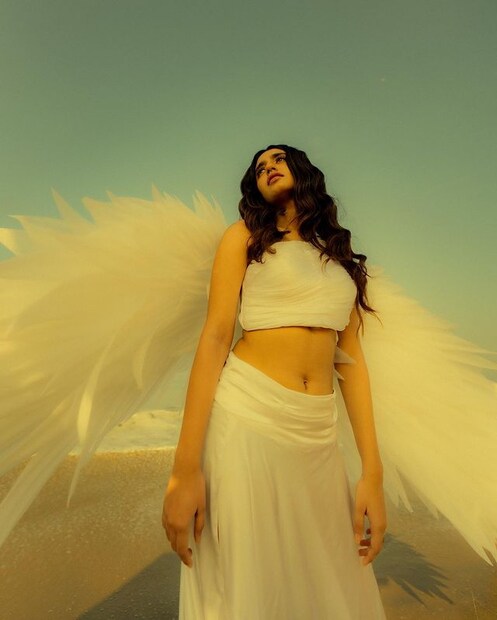  ഒറ്റ കണ്ണിറുക്കലിലൂടെ ഇന്ത്യ മുഴുവൻ അറിയപ്പെടുന്ന താരമായി മാറിയ താരമാണ് പ്രിയ വാര്യർ. ഒരു അഡാർ ലൗ എന്ന ആദ്യസിനിമ ഇറങ്ങുംമുൻപേ സമൂഹ മാധ്യമങ്ങളിൽ ഒരുപാടു ആരാധകരെ ലഭിക്കുകയും ചെയ്തു. (Photo: Priya P.Varreir/ instagram)