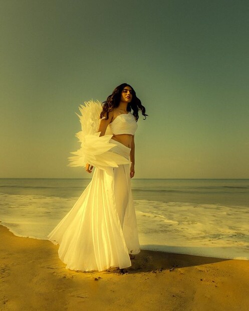  ബോളിവുഡിലും സാന്നിധ്യം അറിയിച്ച പ്രിയ വാര്യർ തെന്നിന്ത്യയിലും സജീവമാണ്. യാരിയൻ 2 ആണ് ബോളിവുഡിൽ പ്രിയയുടെ അരങ്ങേറ്റ ചിത്രം. മൂന്ന് ബോളിവുഡ് ചിത്രങ്ങൾ കൂടി പുറത്തിറങ്ങാനുണ്ട്. (Photo: Priya P.Varreir/ instagram)