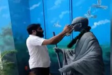 ഗാന്ധിപ്രതിമയ്ക്ക് കൂളിങ് ഗ്ലാസ് വെച്ച SFI നേതാവിനെതിരെ പൊലീസ് കേസെടുത്തു