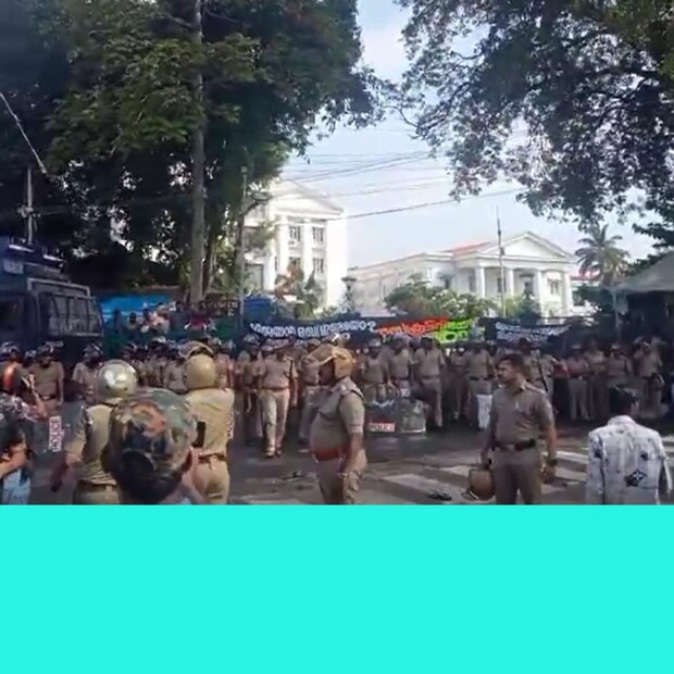  കെ എസ് യു- യൂത്ത് കോണ്‍ഗ്രസ് പ്രവര്‍ത്തകര്‍ക്കെതിരെയുള്ള മര്‍ദനങ്ങളില്‍ പ്രതിഷേധിച്ച് യൂത്ത് കോണ്‍ഗ്രസ് നടത്തിയ സെക്രട്ടേറിയറ്റ് മാര്‍ച്ച് തെരുവുയുദ്ധത്തിന് സമാനമായി. പോലീസ് പരമാവധി സംയമനം പാലിക്കാന്‍ ശ്രമിച്ചെങ്കിലും ഒടുവില്‍ പലതവണയായുള്ള ലാത്തിച്ചാര്‍ജില്‍ രാഹുല്‍ മാങ്കൂട്ടത്തില്‍ അടക്കമുള്ള യൂത്ത് കോണ്‍ഗ്രസ് നേതാക്കള്‍ക്കും പ്രവര്‍ത്തകര്‍ക്കും പരിക്കേറ്റു.