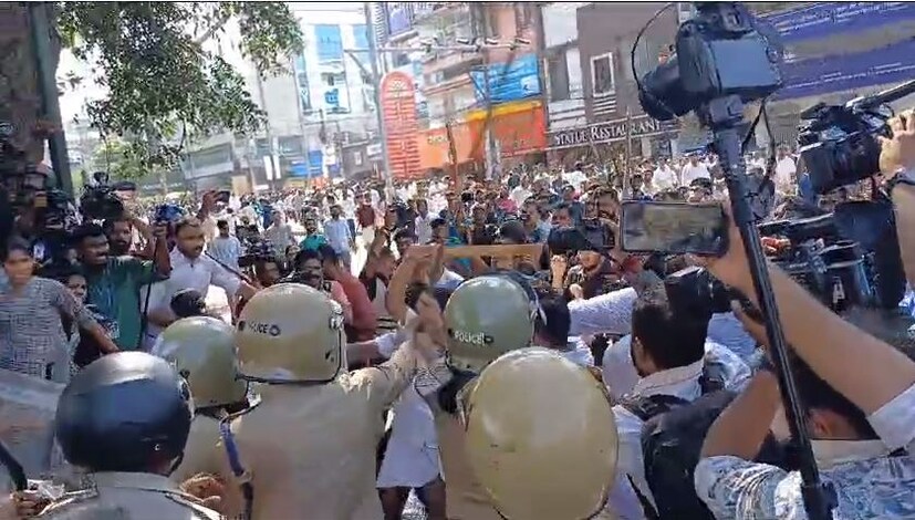  ഗാന്ധിയന്മാര്‍ ദുര്‍ബലരല്ലെന്നും ഇനി തെരുവിൽ തല്ലിയാൽ തിരിച്ചടിച്ച് പ്രതിരോധിക്കുമെന്നും യൂത്ത് കോൺഗ്രസ് പ്രസിഡൻറ് രാഹുൽ മാങ്കൂട്ടത്തിൽ പറഞ്ഞു. കൊച്ചിയിൽ നടത്തിയ മാര്‍ച്ചിൽ ഒരാൾ കുഴ‍ഞ്ഞുവീണു. പ്രതിഷേധക്കാര്‍ക്ക് നേരെ പലയിടത്തും ജലപീരങ്കി പ്രയോഗിച്ചു.