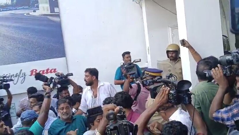  പൊലീസിനുനേരെ കുപ്പിയേറുണ്ടായി. ബാരിക്കേഡിനു മുകളിൽ കയറിയ പ്രവർത്തകർ സെക്രട്ടേറിയറ്റിന് അകത്തേക്ക് കയറാൻ ശ്രമിച്ചു. വനിതാ പ്രവർത്തകർ ഉൾപ്പെടെയുള്ളവർ സെക്രട്ടേറിയറ്റിന്റെ മതിലിനു മുകളിലേക്കു കയറി. സെക്രട്ടേറിയറ്റിന് ഉള്ളിലേക്ക് പ്രവർത്തകർ കയറാതിരിക്കാൻ അകത്ത് മതിലിനു സമീപത്തായി പൊലീസിനെ വിന്യസിച്ചിരുന്നു.