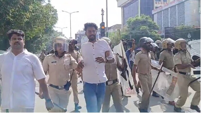  മതിലിനു മുകളിലേക്കു കയറിയ പ്രവർത്തകരെ പൊലീസ് തടഞ്ഞു. പൊലീസ് വാഹനത്തിന്റെ ചില്ല് പ്രവർത്തകർ അടിച്ചുപൊട്ടിച്ചു. പൊലീസിനു നേരെ ചെരുപ്പേറുണ്ടായി. പൊലീസിന്റെ ഷീൽഡുകൾ വടികൊണ്ട് അടിച്ചുപൊട്ടിച്ചു.