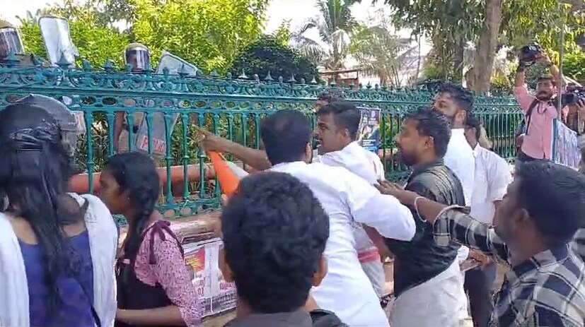  വനിതാ പ്രവര്‍ത്തകരടക്കം സെക്രട്ടേറിയറ്റിനകത്തേക്ക് തള്ളിക്കയറാന്‍ ശ്രമിച്ചു. പോലീസിന്റെ ഷീല്‍ഡ് അടക്കം അടിച്ചുതകര്‍ത്തെങ്കിലും പോലീസ് സംയമനം പാലിച്ചു. പൊലീസിനുനേരെ കല്ലേറമുണ്ടായി.