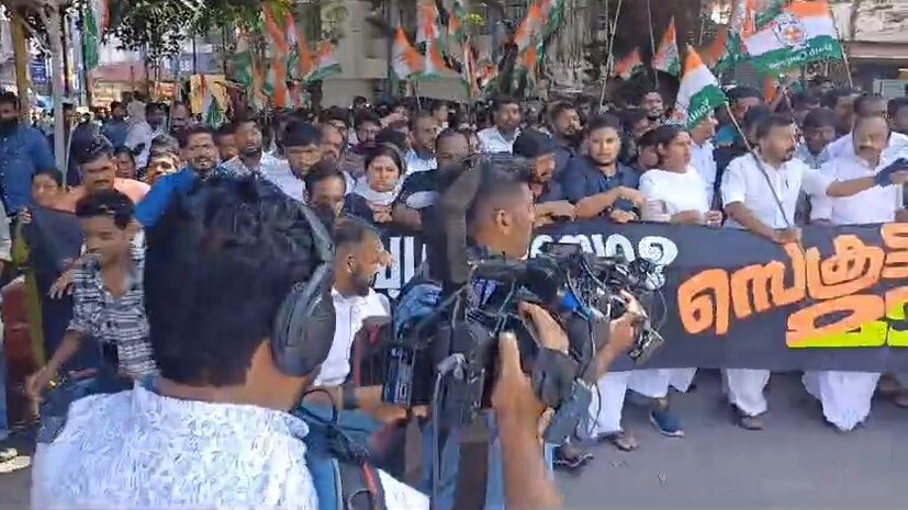  അറസ്റ്റ് ചെയ്ത്‌ നീക്കാനായി പ്രവര്‍ത്തകരെ പോലീസ് വാഹനങ്ങളിലേക്ക് കയറ്റിയെങ്കിലും പുറത്തുള്ള പ്രവര്‍ത്തകര്‍ വലിച്ചിറക്കി. പിണറായി വിജയന്‍ 'മുഖ്യഗുണ്ടയോ, മുഖ്യമന്ത്രിയോ' എന്ന ബാനറുമായെത്തിയായിരുന്നു മാര്‍ച്ച്.