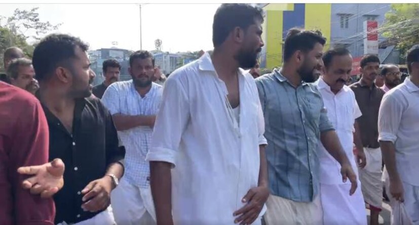  പൊലീസ് ലാത്തിച്ചാര്‍ജിനെ കമ്പും വടിയുമായി യൂത്ത് കോണ്‍ഗ്രസ് പ്രവര്‍ത്തകര്‍ നേരിട്ടു. പ്രവര്‍ത്തകരെ പിരിച്ചുവിടാന്‍ നാലുതവണ ജലപീരങ്കി ഉപയോഗിച്ചു. പിന്നീട് പലതവണയായി ലാത്തിച്ചാര്‍ജുമുണ്ടായി. പൊലീസുകാര്‍ക്കും പരിക്കേറ്റിട്ടുണ്ട്. പൊലീസ് വാഹനത്തിന്റെ ചില്ലുതകര്‍ത്തു.