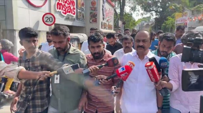  ലാത്തിച്ചാര്‍ജ് നടന്നപ്പോള്‍ യൂത്ത് കോണ്‍ഗ്രസ് പ്രവര്‍ത്തകര്‍ അടുത്തുള്ള കെട്ടിടങ്ങളിലേക്ക് ഓടിക്കയറി. ഇവര്‍ക്ക് പിന്നാലെയെത്തി പൊലീസ് അറസ്റ്റ് ചെയ്തു നീക്കാന്‍ ശ്രമിച്ചപ്പോള്‍ ഇതിനെതിരെ പുറത്തുനിന്ന പ്രവര്‍ത്തകര്‍ പ്രതിഷേധിച്ചു. പൊലീസ് കസ്റ്റഡിയിലെടുത്തവരെ പ്രവര്‍ത്തകര്‍ ചേര്‍ന്ന് മോചിപ്പിച്ചു.