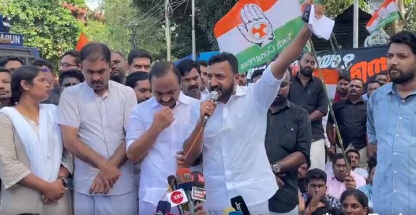  യൂത്ത് കോൺഗ്രസ്‌ ഗാന്ധിയൻമാർ ആണെന്ന തെറ്റിധാരണ ഉണ്ടങ്കിൽ അത് മാറ്റിയേക്കെന്ന് രാഹുൽ മാങ്കൂട്ടത്തിൽ പറഞ്ഞു. ഇനി തെരുവിൽ തല്ലു കൊള്ളാനില്ല. തല്ലിയാൽ തിരിച്ചടിച്ച് പ്രതിരോധിക്കും. സംസ്ഥാനത്തിന്റെ ചരിത്രത്തിൽ ആദ്യമായാണ് സുരക്ഷാ ഉദ്യോഗസ്ഥർക്ക് പൊലീസ് സുരക്ഷ നൽക്കേണ്ടി വന്നതെന്നും രാഹുൽ പറഞ്ഞു.