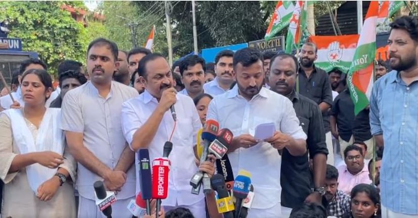  പുരുഷ പൊലീസ് ഉദ്യോഗസ്ഥര്‍ വനിതാ യൂത്ത് കോണ്‍ഗ്രസ് പ്രവര്‍ത്തകയുടെ വസ്ത്രം വലിച്ചുകീറിയെന്ന് സംഭവസ്ഥലത്തെത്തിയ പ്രതിപക്ഷനേതാവ് വി ഡി സതീശന്‍ ആരോപിച്ചു. പരിക്കേറ്റ പെണ്‍കുട്ടികളെ പൊലീസ് തടഞ്ഞുവെച്ചു. പെണ്‍കുട്ടികള്‍ക്ക് നേരെ അനാവശ്യമായി പൊലീസ് അക്രമം നടത്തിയതാണ് ഇത്രവലിയ സംഘര്‍ഷത്തിലേക്ക് പോവാന്‍ കാരണമെന്നും വി ഡി സതീശന്‍ വ്യക്തമാക്കി.