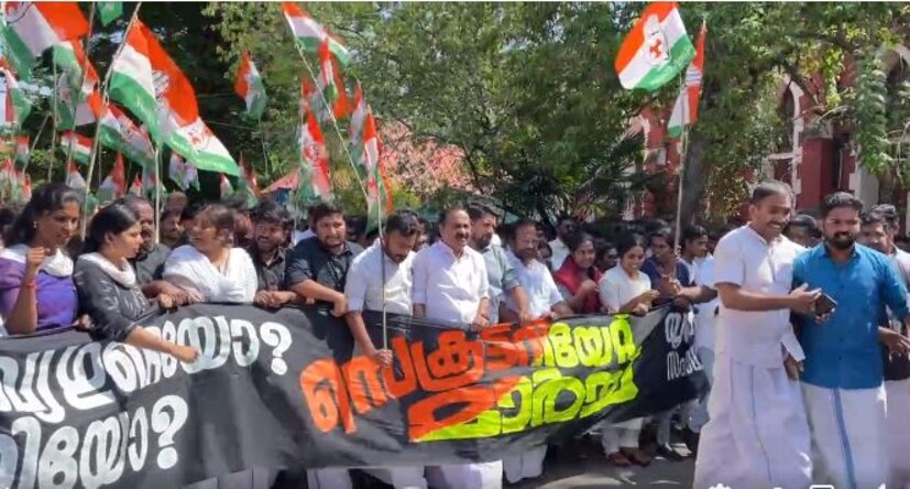  കൊച്ചിയിൽ നടന്ന കോൺഗ്രസ്‌ മാർച്ച്‌ പൊലീസ് വഴിയിൽ തടഞ്ഞു. വകതിരിവില്ലാത്ത മനുഷ്യൻ ആണ്‌ പിണറായിയെന്ന് ഡിസിസി പ്രസിഡന്റ് ഷിയാസ് വിമര്‍ശിച്ചു.