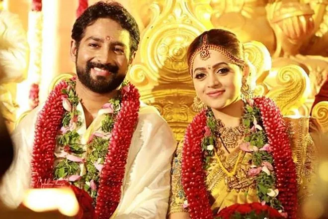  എന്നും മലയാളികളുടെ പ്രിയപ്പെട്ട താരം സമൂഹ മാധ്യമങ്ങളിൽ വളരെ സജീവമാണ്. ദാമ്പത്യ ജീവിതത്തിന്റെ ആറാം വാർഷികം ആഘോഷിക്കാൻ ഒരുങ്ങുകയാണ് നടി ഭാവനയും കന്നഡ നിർമാതാവും ബിസിനസുകാരനുമായ നവീനും.