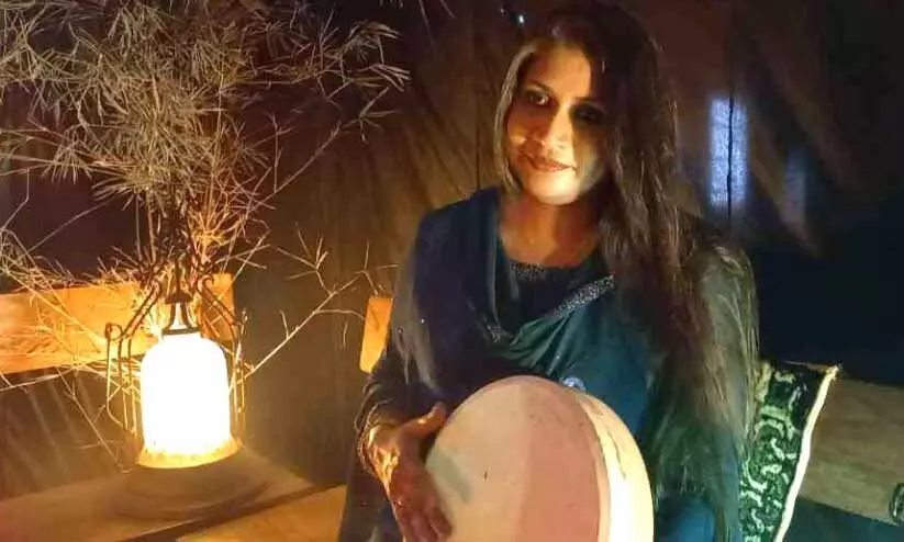  സിനിമയിൽ അഭിനയിച്ചയാളും പിന്നണി പാടിയ ആളും കലോത്സവവേദിയിൽ ലളിതഗാനമത്സരത്തിൽ നേർക്കുനേർ മത്സരിക്കുകയായിരുന്നു. 'ആരോഹണം, അവരോഹണം' എന്ന് തുടങ്ങുന്ന ഗാനമാണ് അന്ന് ശബ്നം ആലപിച്ചത്.