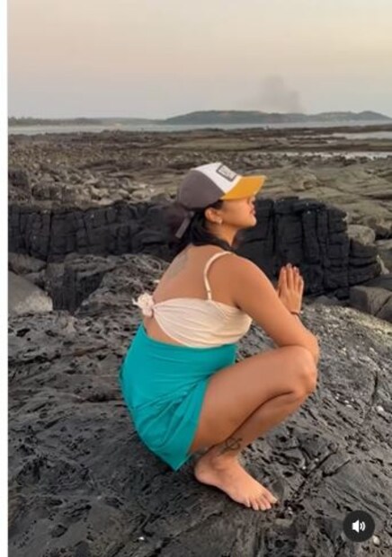  ഇന്‍സ്റ്റഗ്രാമില്‍ പങ്കുവെച്ച ഒരു വീഡിയോയില്‍ കടപ്പുറത്തെ പാറയില്‍ ഇരുന്ന് മലാസനം എന്ന യോഗാ പൊസിഷന്‍ പരിശീലിക്കുന്ന അമലാ പോളിനെ കാണാം, പ്രസവത്തിന് മുന്‍പ് പെല്‍വിക് ശക്തി വര്‍ധിപ്പിക്കുന്നതിനും നല്ല വൈബിനും വേണ്ടിയാണ് ഇത് ചെയ്യുന്നതെന്ന് താരം പറയുന്നു.