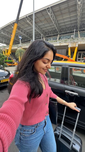 വീഡിയോയുടെ താഴെ 'വെൽ ഡൺ എ.കെ., പ്രൗഡ് ഓഫ് യു' എന്ന് ദുൽഖർ സൽമാൻ കമന്റ് ചെയ്യാൻ അധികം വൈകിയില്ല. അഹാന മറുപടിയും നൽകിയിട്ടുണ്ട്. രണ്ടിനും ലൈക്കും കമന്റുകളുടെ അവരുടെ ആരാധകരും 