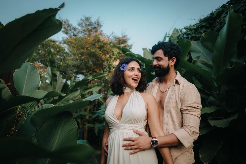  വിവാഹം കഴിഞ്ഞു രണ്ടു മാസങ്ങൾ പിന്നിട്ടപ്പോൾ താൻ ഗർഭിണിയാണെന്ന വിവരം അമല പോൾ സോഷ്യൽ മീഡിയയിലൂടെ പ്രഖ്യാപിച്ചിരുന്നു. ഇതിന്  അമലയെ വിമര്‍ശിച്ചവരും പിന്തുണച്ചവരും ഏറെയാണ്. 