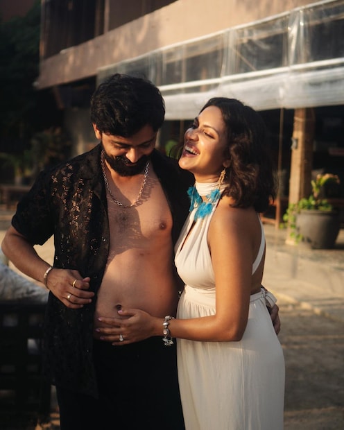  ഇതിന് ശേഷം ഇപ്പോഴിതാ ഭർത്താവിനെ കളിയാക്കി ചിത്രങ്ങൾ പങ്കുവെച്ചിരിക്കുകയാണ് താരം. ഭർത്താവിന്റെ കുടവയറിനെ കളിയാക്കിയാണ് 'ഞങ്ങൾ ഗർഭിണികളാണ്' എന്ന അടിക്കുറിപ്പോടെയാണ് ചിത്രങ്ങൾ പങ്കുവെച്ചത്.