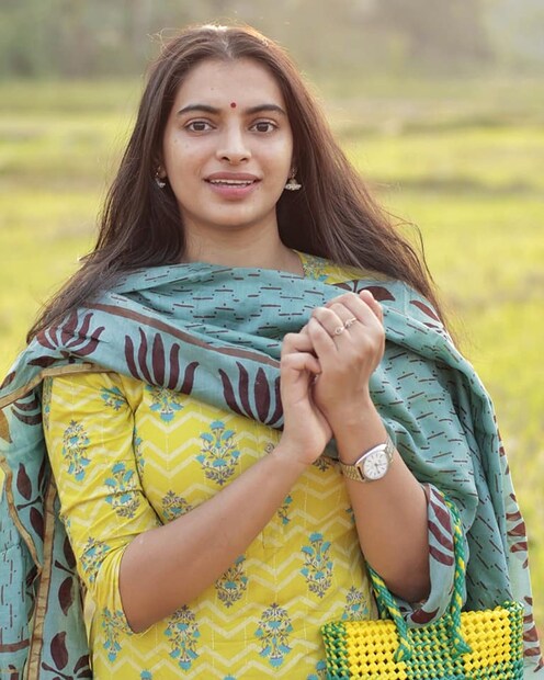  എഞ്ചിനീയറിംഗ് ബിരുദം നേടിയതിനുശേഷം മോഡലിംഗ് തന്റെ പ്രൊഫഷനായി തിരഞ്ഞെടുത്ത താരം 2010 -ൽ സൗത്ത് ഇന്ത്യൻ മോഡൽ ഹണ്ടിൽ മിസ് കോൺഫിഡന്റ് ഹണ്ട് ആയി  തിരഞ്ഞെടുക്കപ്പെട്ടു.