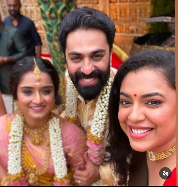  നടിയും അവതാരകയുമായ ജ്യുവല്‍ മേരി ഗോവിന്ദ് പത്മസൂര്യക്കും ഗോപികക്കുമൊപ്പം. ഡിഫോര്‍ ഡാന്‍സ് എന്ന റിയാലിറ്റി ഷോയില്‍ ജിപിയും ജ്യുവലും അവതാരകരായിരുന്നു.