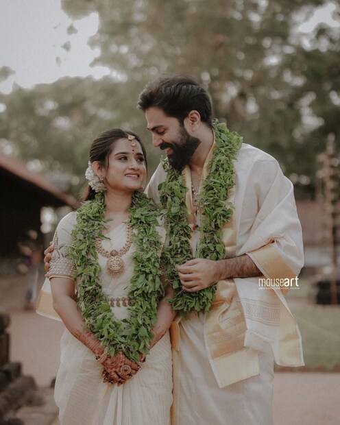  തൃശൂർ വടക്കുംനാഥ ക്ഷേത്രത്തിൽ അടുത്ത ബന്ധുക്കളുടെ സാന്നിധ്യത്തില്‍ ഗോവിന്ദ് പത്മസൂര്യയും നടി ഗോപിക അനിലും വിവാഹിതരായി.
